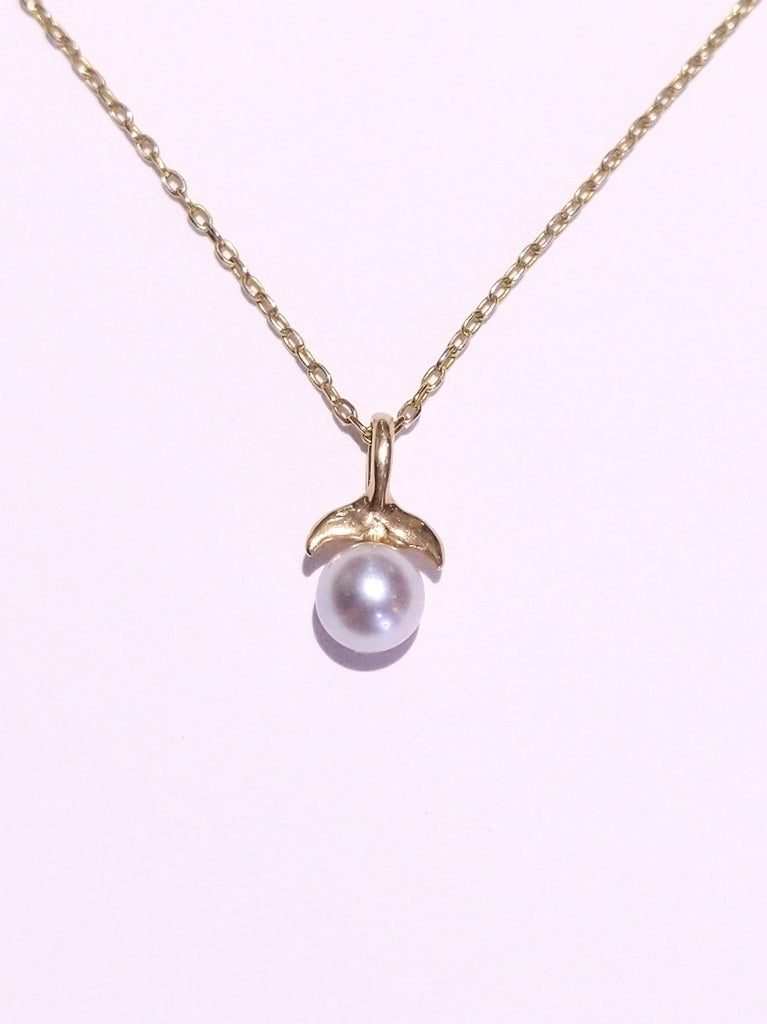 WHITE MARINE PEARL AND 14K YELLOW GOLD PENDANT AND CHAIN
