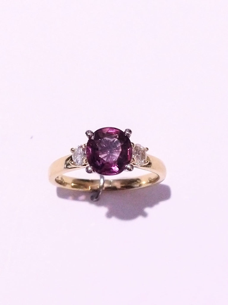 COLOUR CHANGE SAPPHIRE PURPLE PINK WITH DIAMONDS IN 18K YELLOW GOLD RING