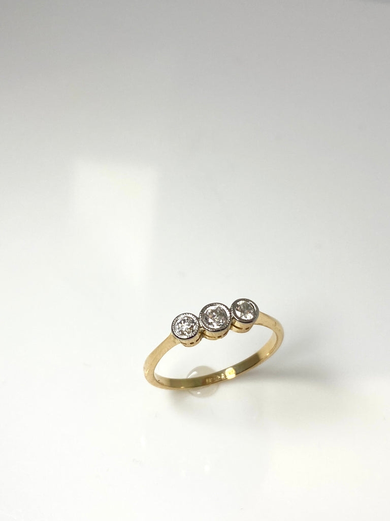 18CT VINTAGE  33PT 3 STONE DIAMOND RING