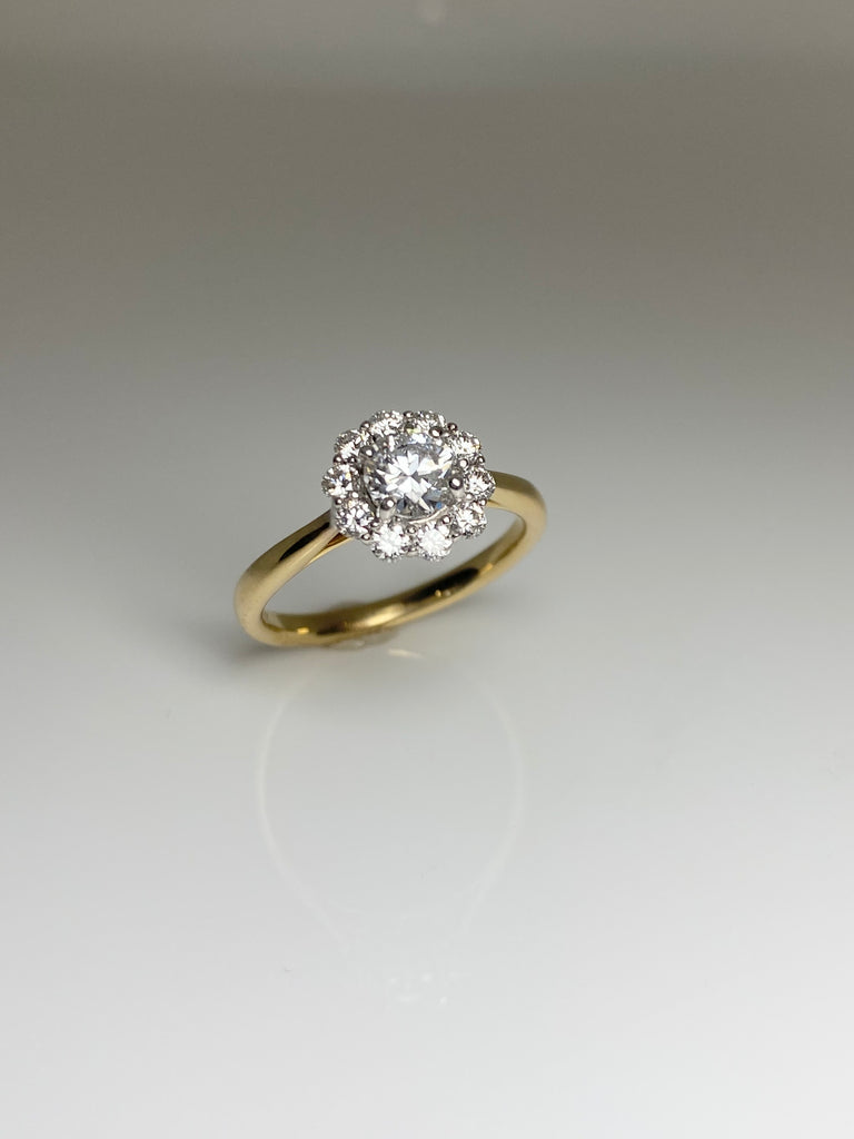 18CT 91PT DIAMOND CLUSTER RING