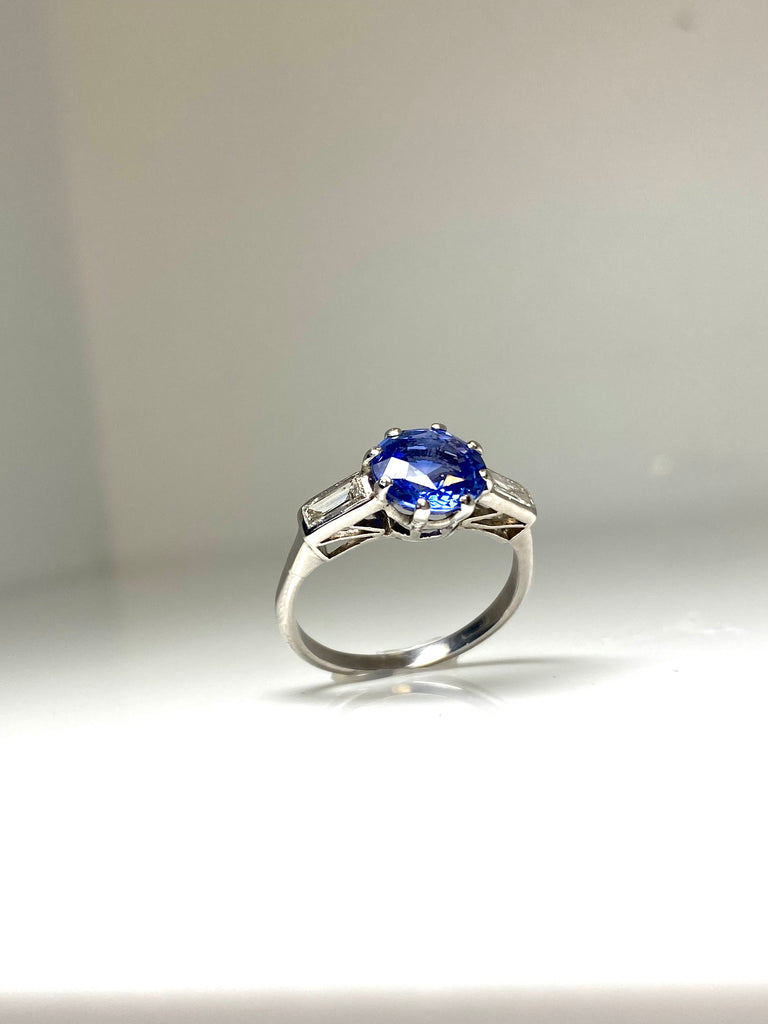ART DECO 18CT 2.39CT SRI LANKAN SAPPHIRE AND DIAMOND RING