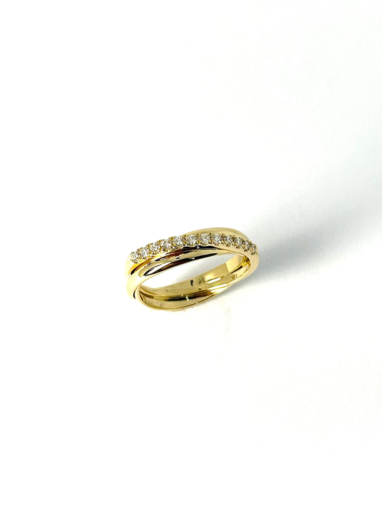18CT YELLOW GOLD AND DIAMOND RING