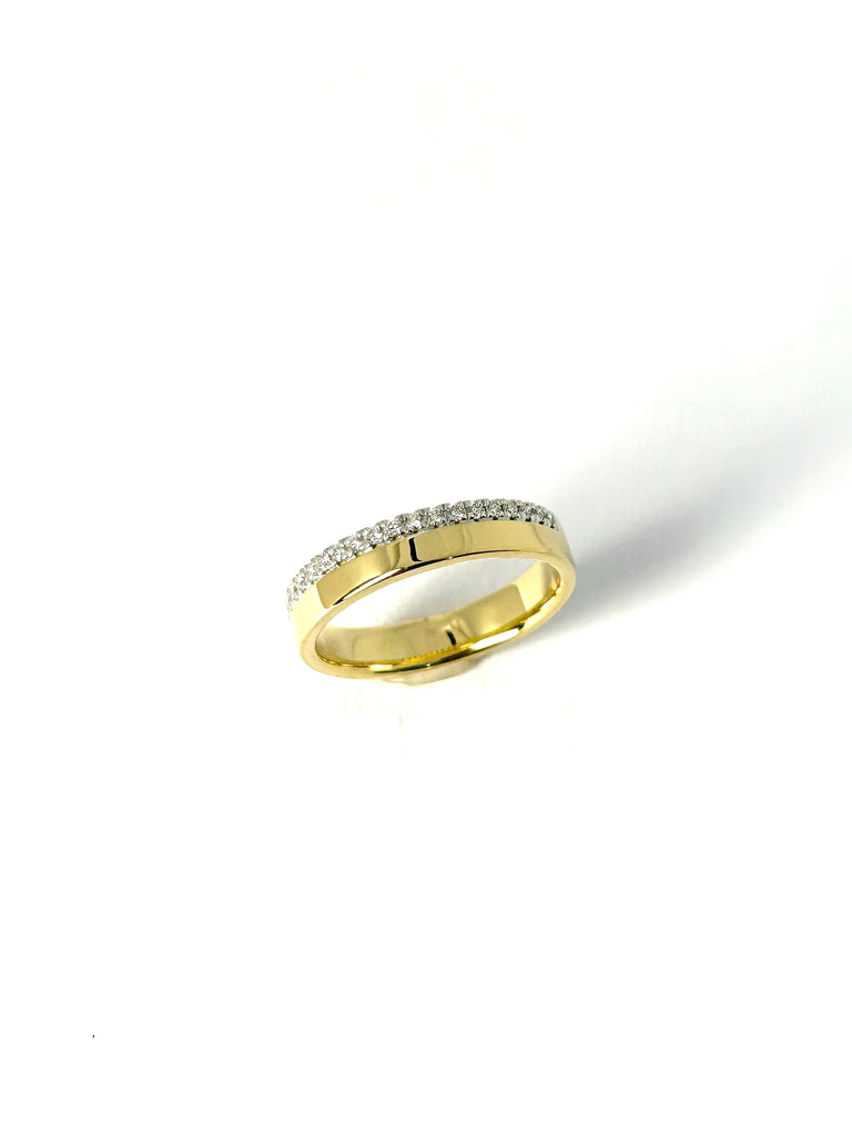 18CT YELLOW GOLD AND DIAMOND RING