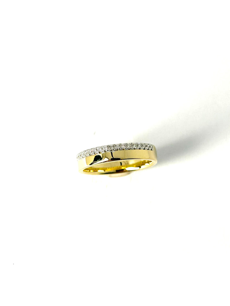 18CT YELLOW GOLD AND DIAMOND RING