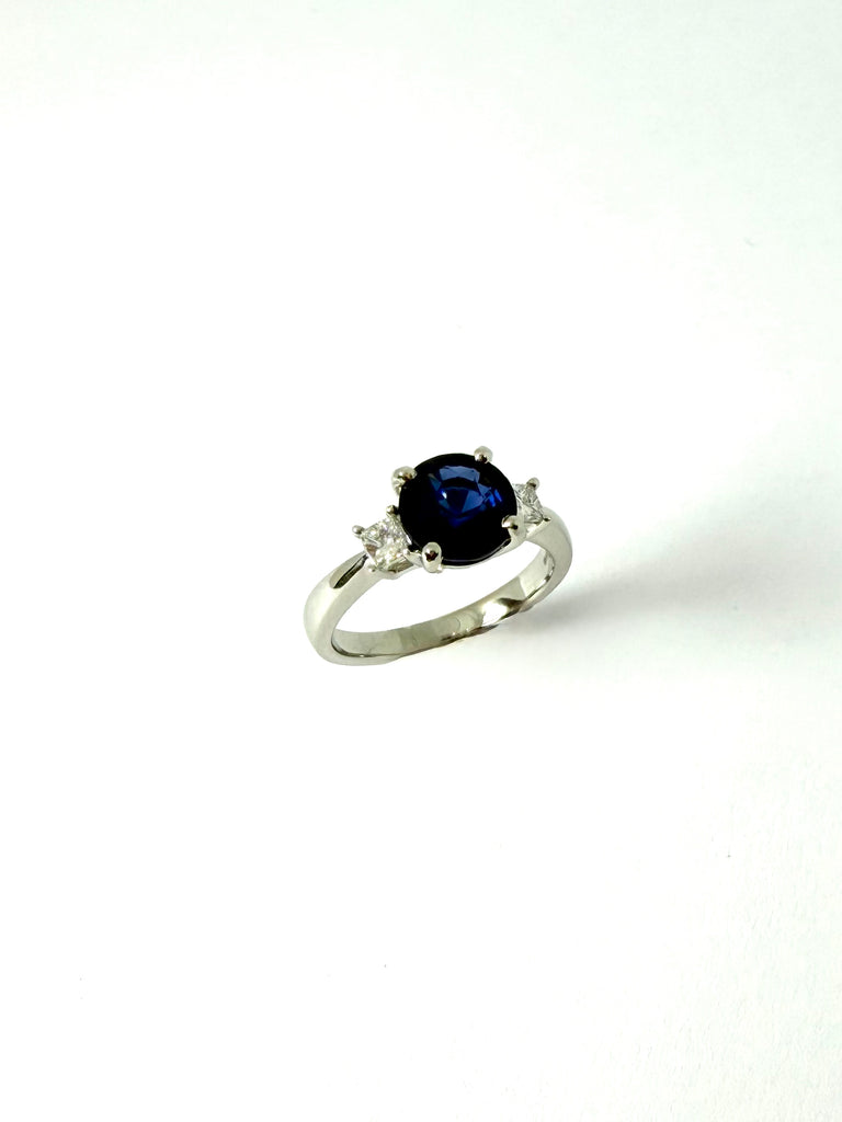 2.08CT ROYAL BLUE SAPPHIRE RING WITH PRINCESS CUT DIAMONDS