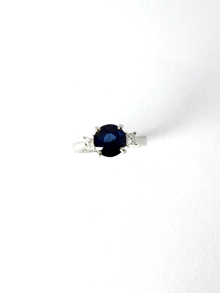 2.08CT ROYAL BLUE SAPPHIRE RING WITH PRINCESS CUT DIAMONDS