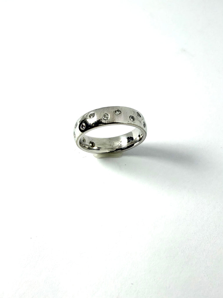 18CT FULL SCATTERED DIAMOND WIDE BAND