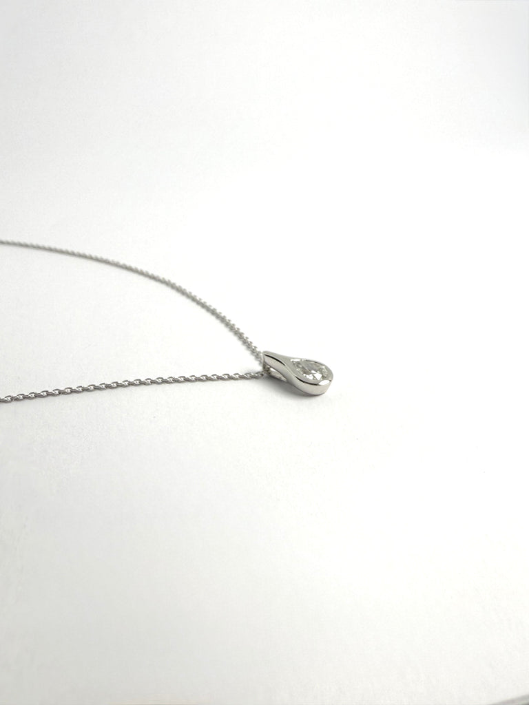 18CT 30PT PEAR SHAPED DIAMOND RUBOVER PENDANT