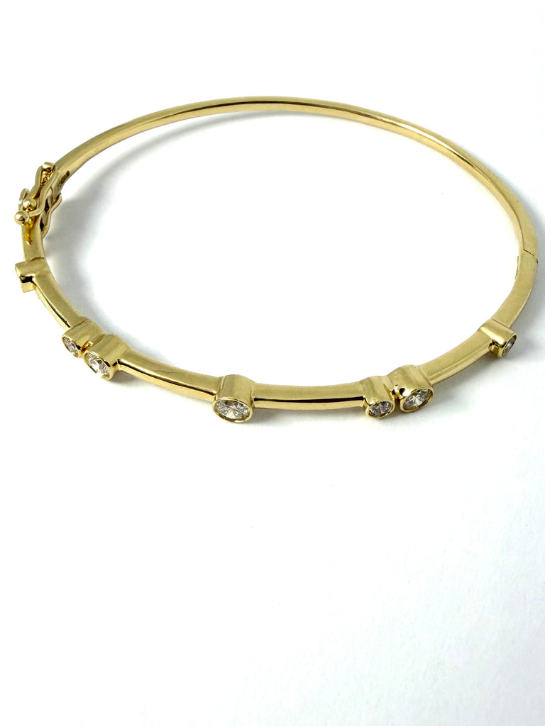 18CT 90PT BEZEL SET DIAMOND BANGLE