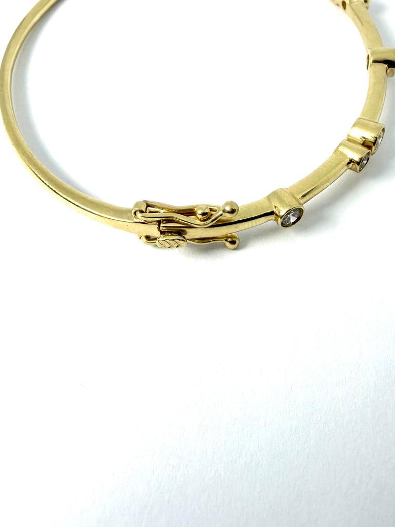 18CT 90PT BEZEL SET DIAMOND BANGLE