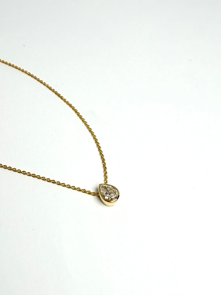 18CT YELLOW GOLD 29PT PEAR SHAPED DIAMOND BEZEL SET PENDANT