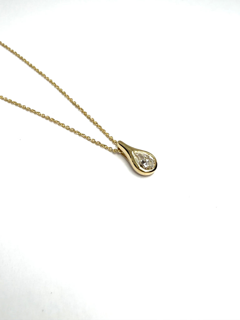 18CT 29PT PEAR SHAPED DIAMOND RUBOVER PENDANT