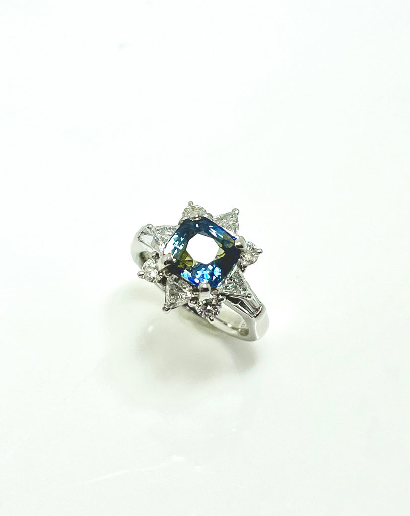 STUNNING BI-COLOUR SAPPHIRE AND DIAMOND RING