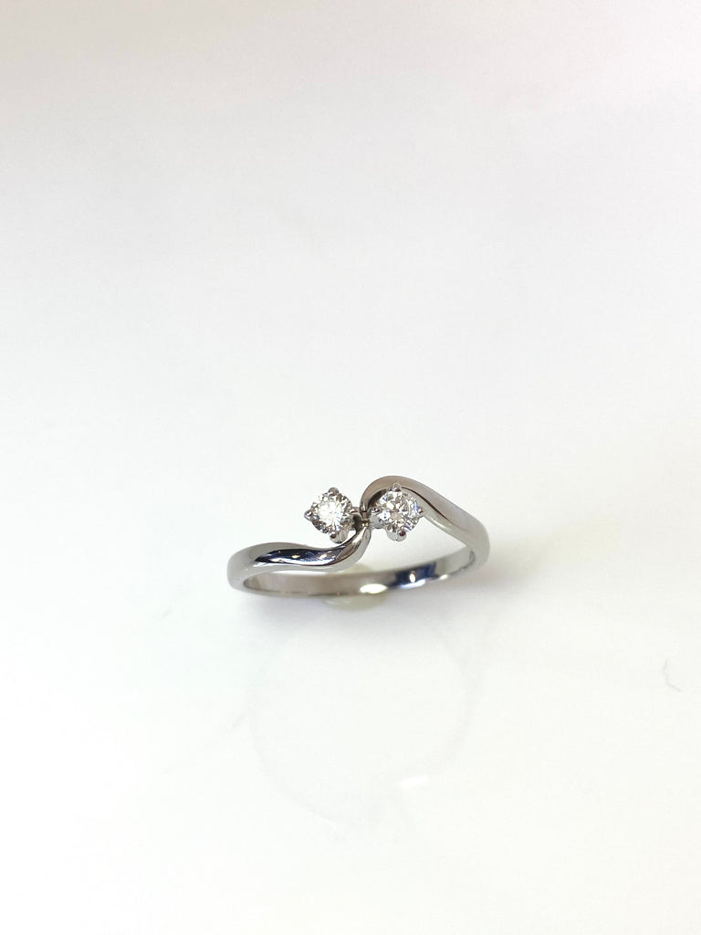 18CT WHITE GOLD 25PT DIAMOND TWIST RING