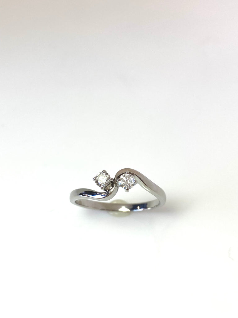 18CT WHITE GOLD 25PT DIAMOND TWIST RING