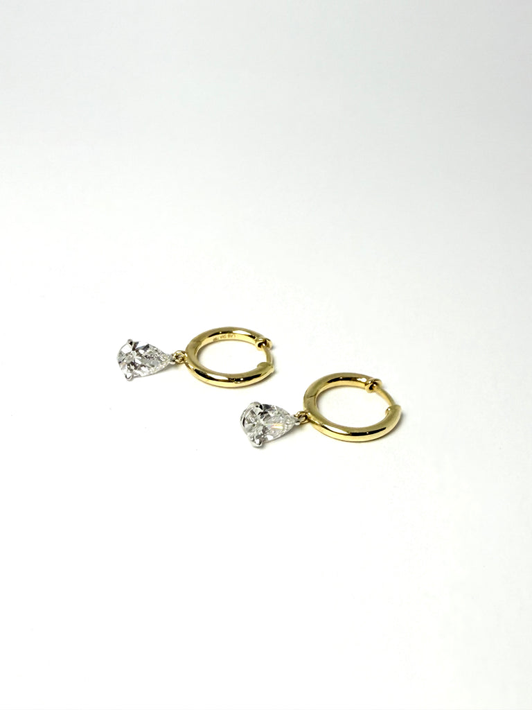 18CT 1.00CT PEAR DIAMOND DROPS