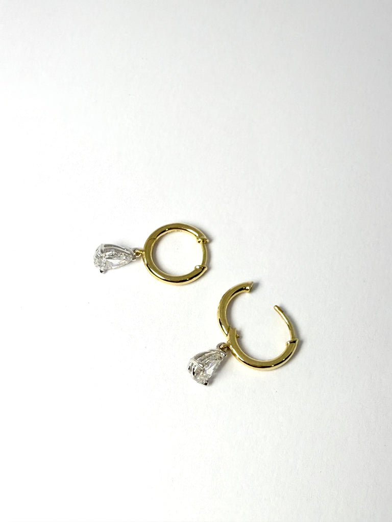 18CT 1.00CT PEAR DIAMOND DROPS