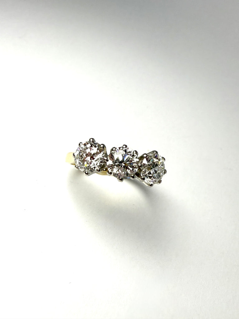 18CT 2.71CT DIAMOND TRILOGY RING