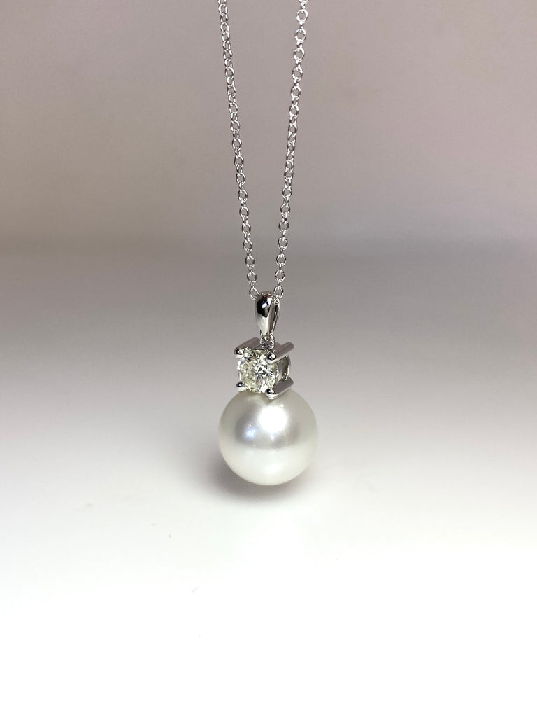 18CT WHITE GOLD CULTURED PEARL PENDANT WITH 50PT DIAMOND