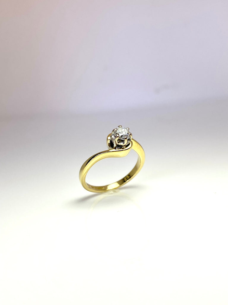 18CT YELLOW GOLD 25PT DIAMOND TWIST RING