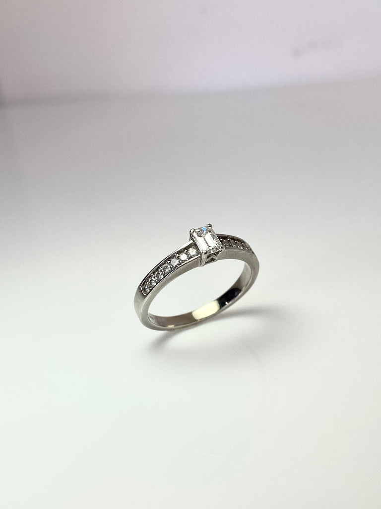 18CT WHITE GOLD 25PT EMERALD CUT DIAMOND RING