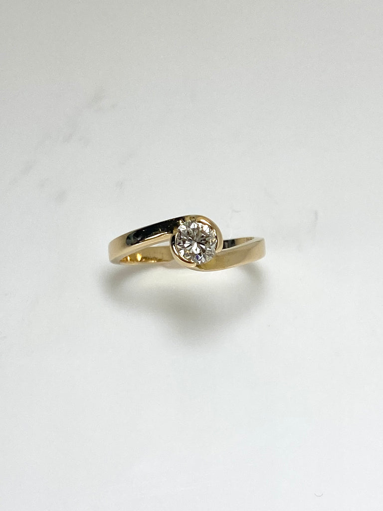 18CT YELLOW GOLD 33PT TWIST SOLITAIRE RING