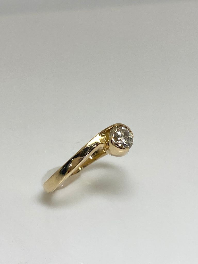 18CT YELLOW GOLD 33PT TWIST SOLITAIRE RING
