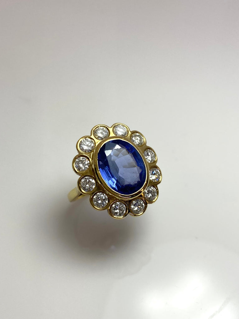 18CT 4.00CT LIGHT CEYLON SAPPHIRE, 1.50CT DIAMOND CLUSTER