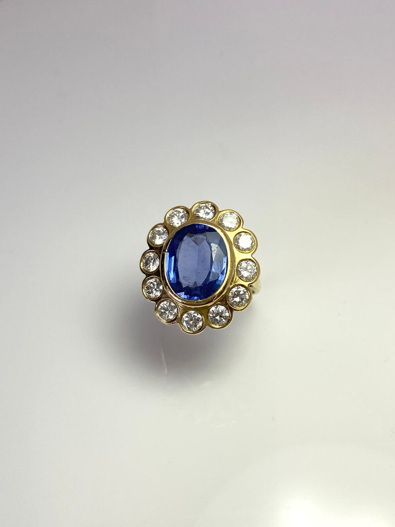 18CT 4.00CT LIGHT CEYLON SAPPHIRE, 1.50CT DIAMOND CLUSTER