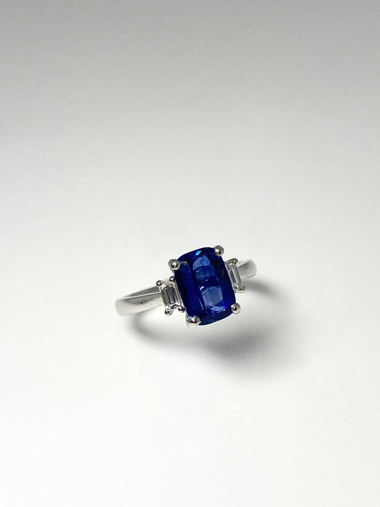 PLATINUM RING 2.57CT ROYAL BLUE SAPPHIRE WITH 23PT DIAMONDS