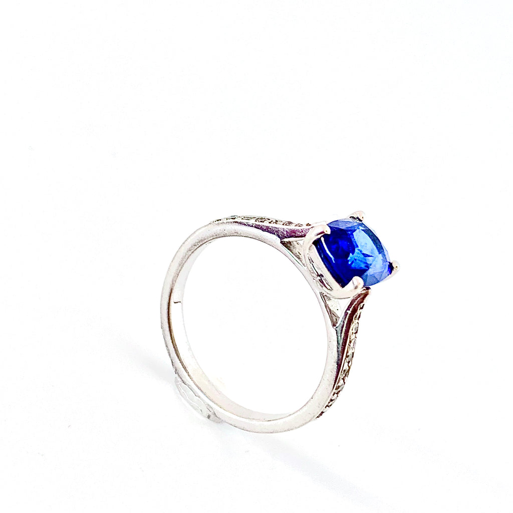 STUNNING SAPPHIRE AND DIAMOND RING