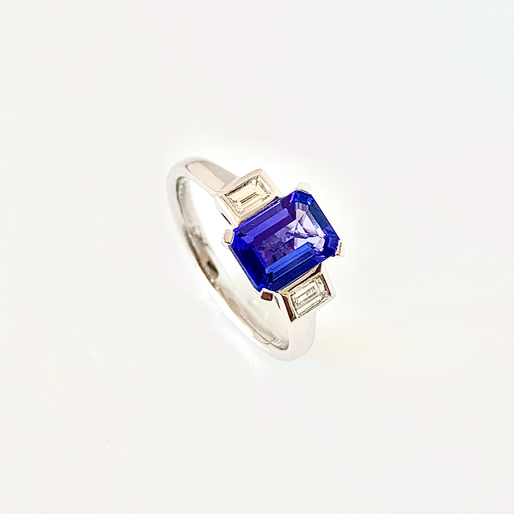 18CT WHITE GOLD TANZANITE DIAMOND RING