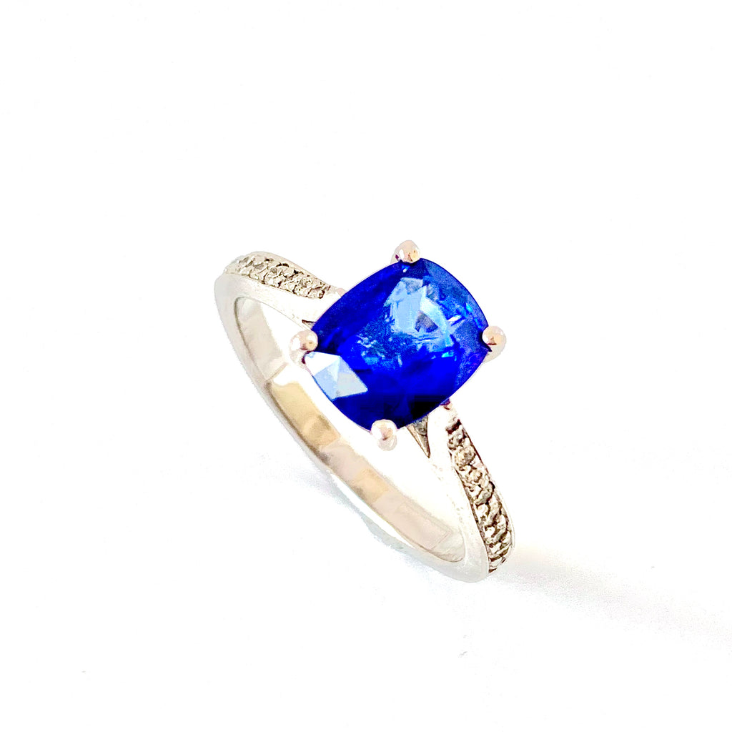 STUNNING SAPPHIRE AND DIAMOND RING