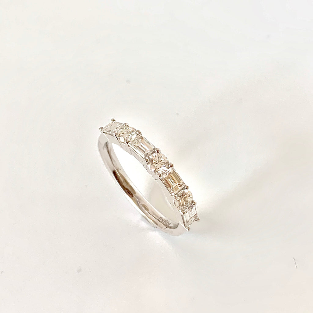1.00CT BAGUETTE AND ROUND  BRILLIANT CUT DIAMOND RING