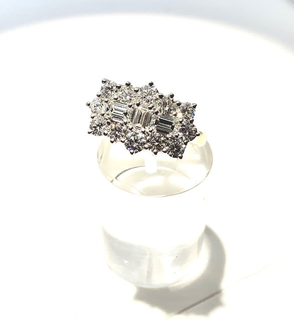 18CT 2.07CT BAGUETTE AND ROUND DIAMOND CLUSTER RING