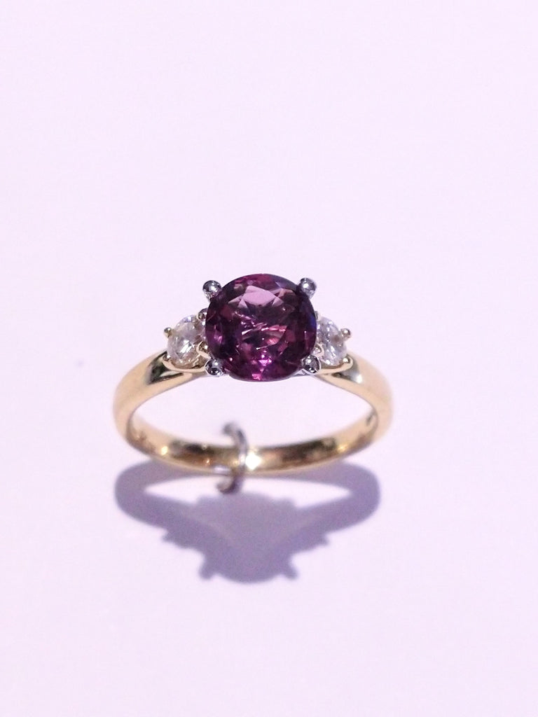 COLOUR CHANGE SAPPHIRE PURPLE PINK WITH DIAMONDS IN 18K YELLOW GOLD RING