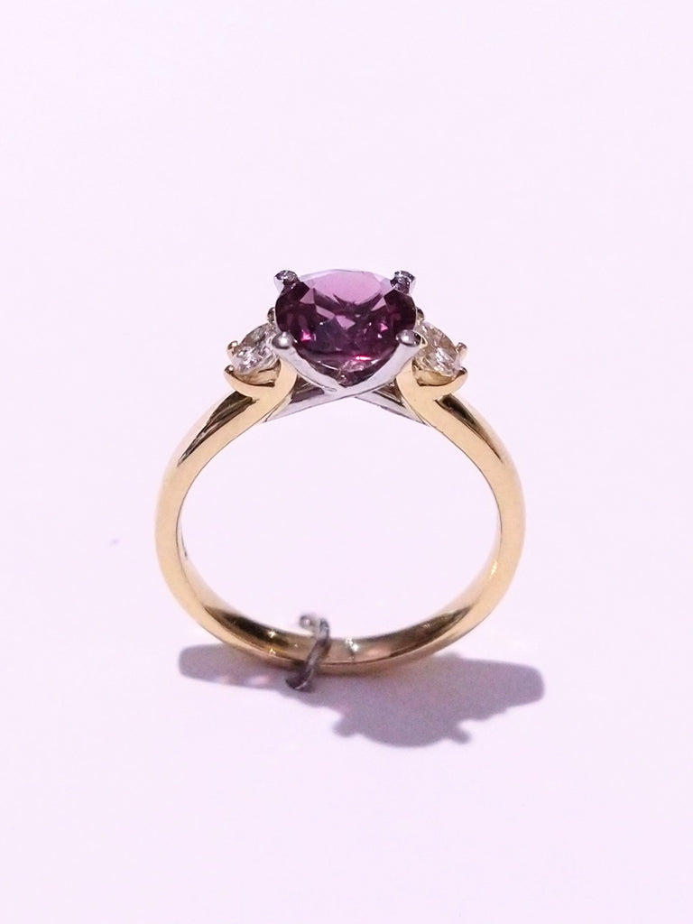 COLOUR CHANGE SAPPHIRE PURPLE PINK WITH DIAMONDS IN 18K YELLOW GOLD RING