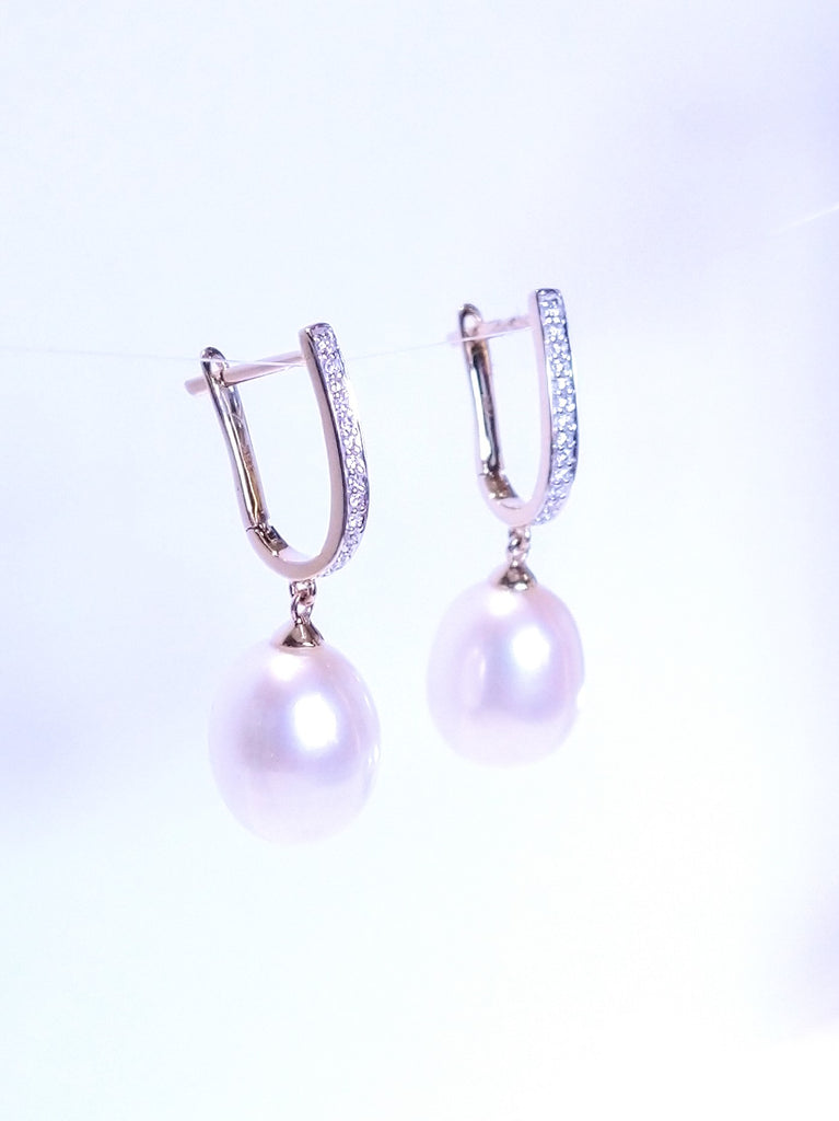 PEARL AND DIAMOND DROP EARRINGS IN 18K YELLOW GOLD