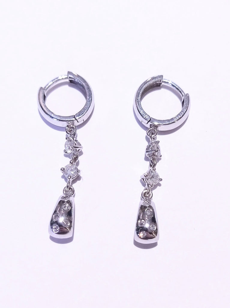 0.65CTS DIAMOND DROP EARRINGS IN 18K WHITE GOLD