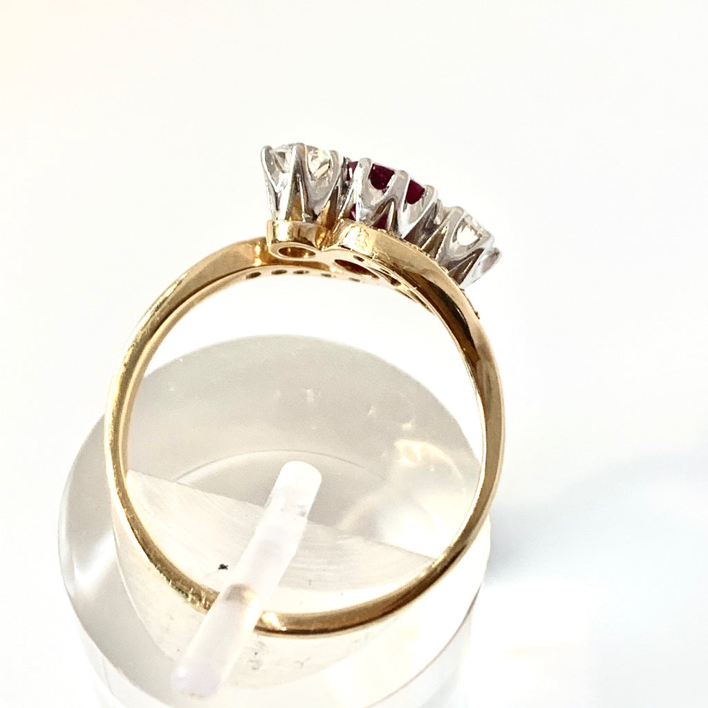 18CT DIAMOND & RUBY THREE STONE RING