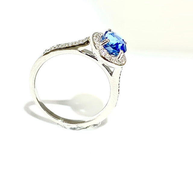 18CT SAPPHIRE AND DIAMOND HALO RING