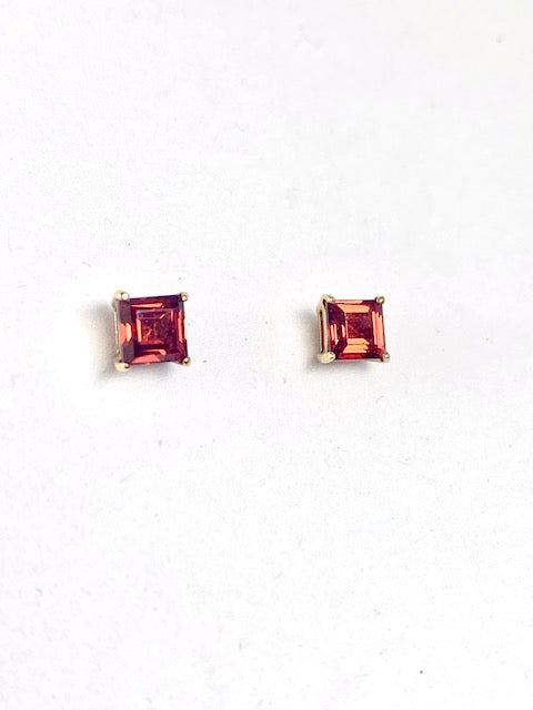 9CT SQUARE GARNET STUD EARRINGS