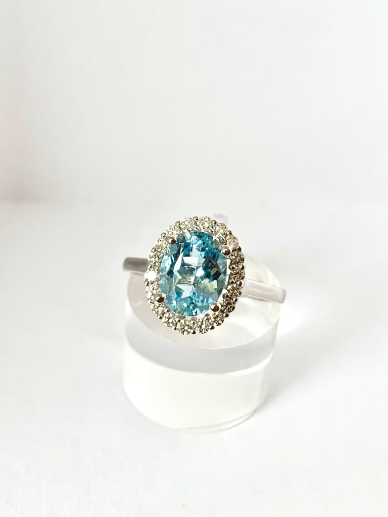 18CT AQUAMARINE & DIAMOND HALO RING