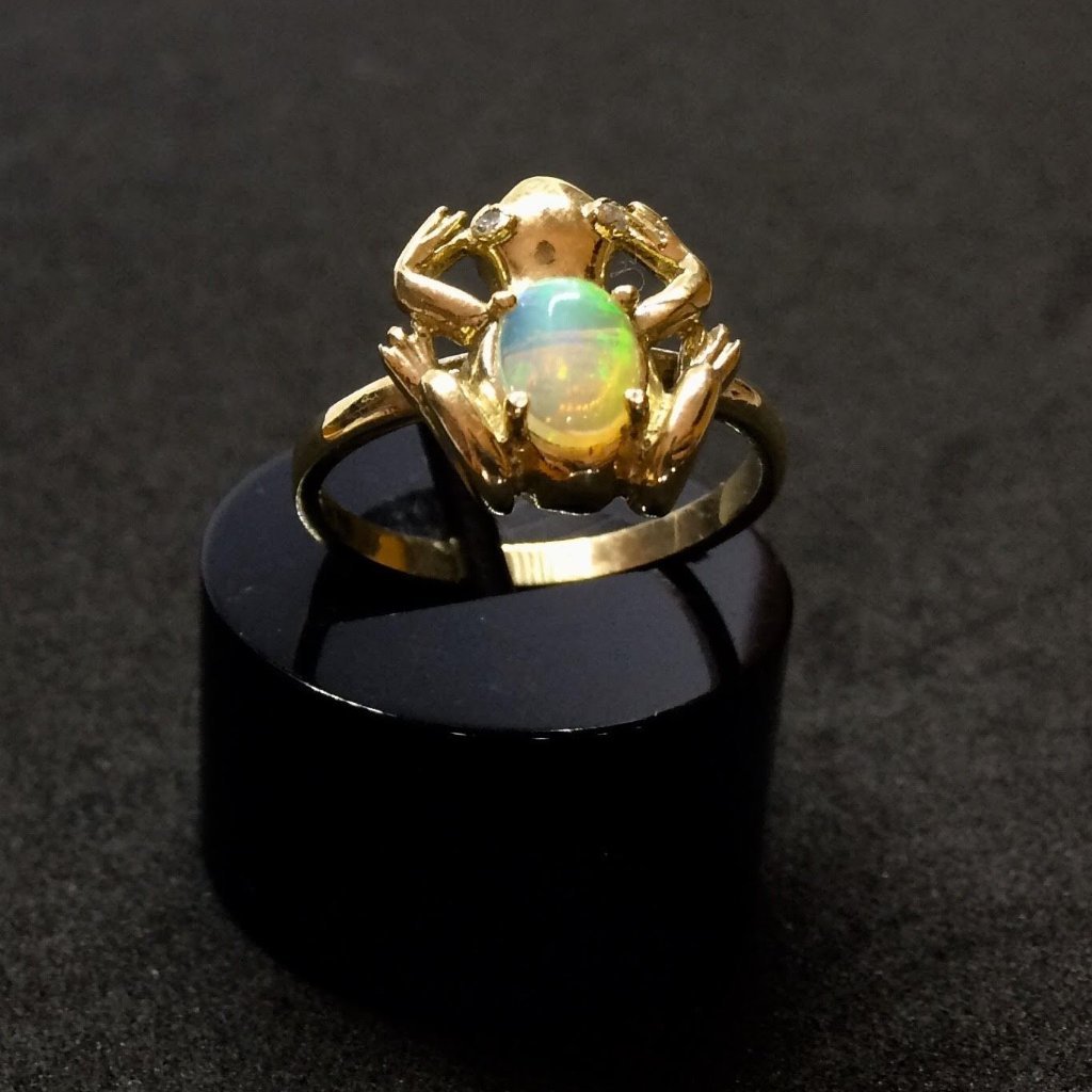 9CT YELLOW GOLD FROG OPAL RING